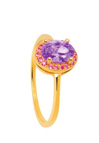 Bague en or ornée d'une pierre précieuse ovale de couleur lilas clair, entourée de petites pierres roses, avec un bandeau lisse et brillant et un design moderne.
