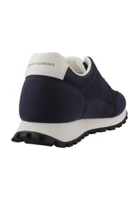Baskets Armani Exchange bleu marine et blanc en tissu texturé, détails en daim et semelle en caoutchouc noir, vues de l'arrière en angle latéral.