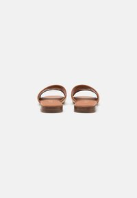 Guess TASKP - Sandalias planas - natural