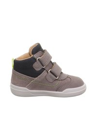 Zapatillas altas de ante gris con acentos de malla negra, costuras verdes y dos correas de velcro. Suela de goma y pequeña lengüeta en el talón.