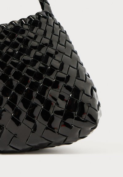 Bolsa tecida preta feita de material brilhante, com um padrão texturizado de pequenos quadrados e uma forma arredondada.