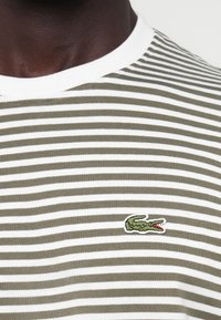 Lacoste Marškinėliai su spaudiniu - white/olive