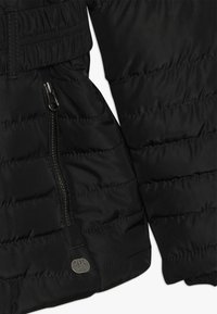 Černá prošívaná péřová bunda s prošívanou texturou, elastickým pasem, kapsou na zip a kovovou značkovou cedulkou.