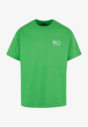 Grünes Baumwoll-T-Shirt mit kurzen Ärmeln und Rundhalsausschnitt. Mit einem weißen Logo auf der linken Brust. Normale Passform mit glatter Textur.