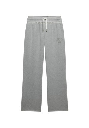 Pantalones deportivos gris claro con piernas anchas, cinturilla elástica, cordón blanco y logo sutil en la parte superior del muslo izquierdo.