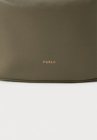 Borsa a tracolla in pelle verde oliva con una superficie liscia, presenta il logo dorato "FURLA". Forma arrotondata con cuciture superiori e dettagli di accento sottili.