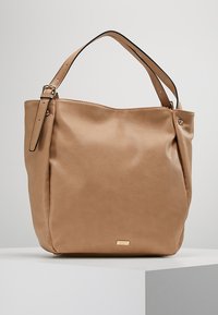 Borsa a spalla in pelle beige con una texture morbida, un'unica tracolla regolabile e un logo dorato sulla parte anteriore.