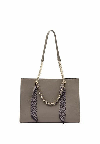 Borsa tote in pelle grigia con due manici: uno liscio e uno a catena. Presenta accenti di sciarpa fantasia sulla catena. Forma rettangolare.