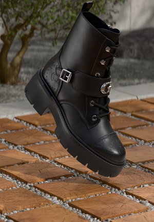 Guess SADIKA - Botines con plataforma - black