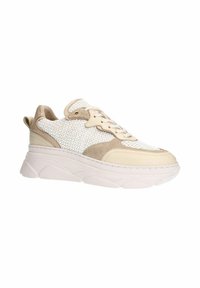 Beige sneaker met mesh- en suède-texturen, een dikke witte zool en vetersluiting. Gouden oogjes accentueren de zijkant van de schoen.