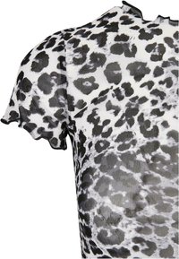 Aeroobne must-valge loomi trükkiga topp, millel on volangidega lühikesed varrukad ja ümmargune kaelus, kasutades pehmet, tekstuurset kangast.