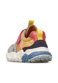 Sneaker coloré avec des matériaux mixtes : gris, jaune et marine. Semelle en caoutchouc texturé, talon renforcé et tirette pour un enfilage facile.