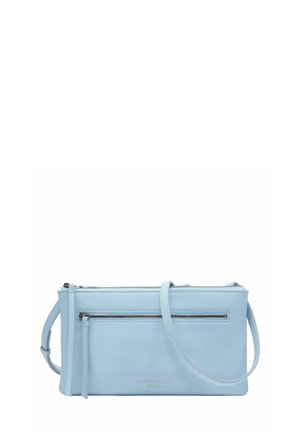 Jasnoniebieska skórzana torebka na ramię z przednią kieszenią na zamek, wąskim regulowanym paskiem i subtelnym wytłoczonym logo marki.