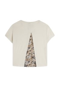 Top cremoso a maniche corte con uno spacco sul retro che rivela un tessuto a fantasia in beige, nero e marrone con stampa animale. Texture morbida, vestibilità rilassata.