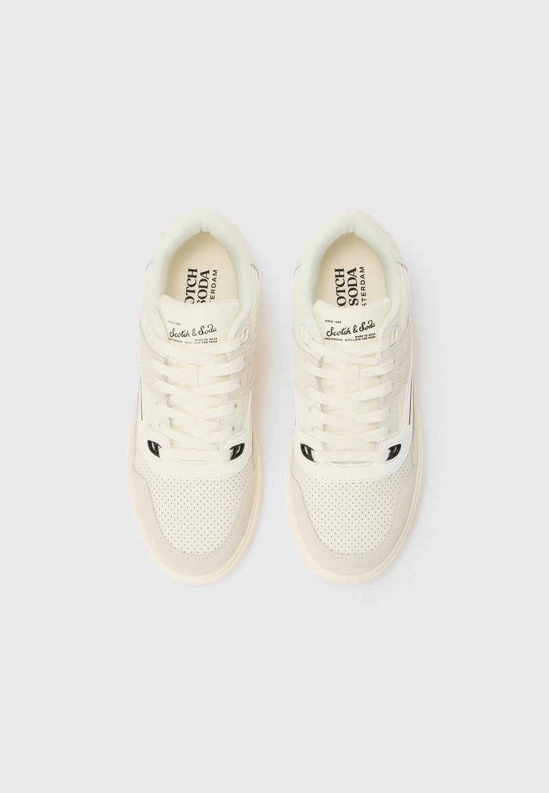 Witte sneakers met een geperforeerd ontwerp, stoffen en nubuckleer materialen, platte veters en een label op de tong. Ronde neus en gestructureerde zool.