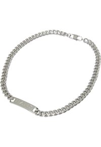 Sølvmetallkjede armbånd med sammenkoblede lenker og en flat rektangulær plate gravert med "KANI". Har en sikker lås.