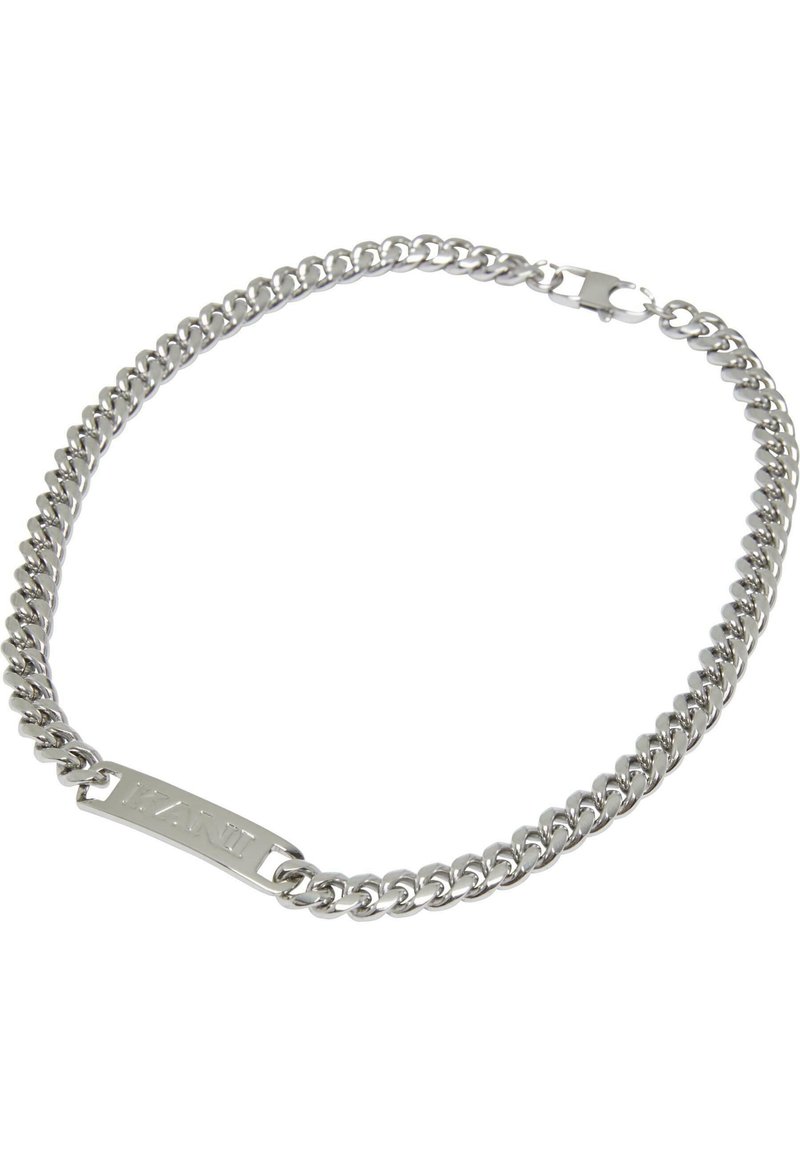 Sølvmetallkjede armbånd med sammenkoblede lenker og en flat rektangulær plate gravert med "KANI". Har en sikker lås.