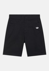 Melnas šortas ar pogu aizdari, ar priekšējām kabatām, smalkām sānu svītrām un baltu Adidas logotipu kreisajā pusē.