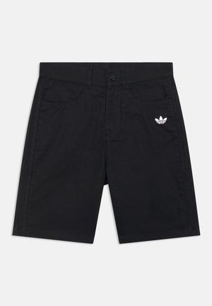 Zwarte shorts met een knoopsluiting, voorzien van voorzakken, subtiele zijstrepen en een wit Adidas-logo aan de linkerzijde.