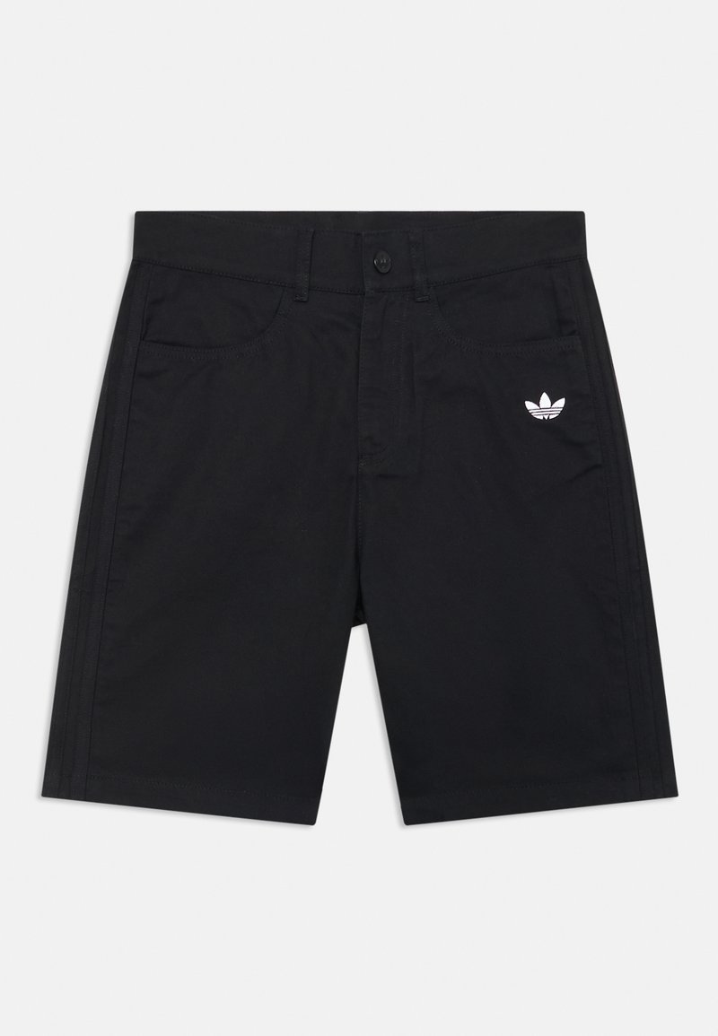 Melnas šortas ar pogu aizdari, ar priekšējām kabatām, smalkām sānu svītrām un baltu Adidas logotipu kreisajā pusē.
