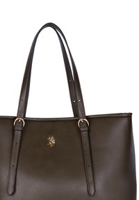 Borsa a spalla verde oliva scuro realizzata in pelle liscia, con due manici lunghi, dettagli in hardware oro e un piccolo logo al centro.