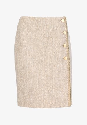 Falda de tweed beige con silueta recta. Cuenta con cuatro botones dorados y una costura decorativa en el dobladillo lateral.