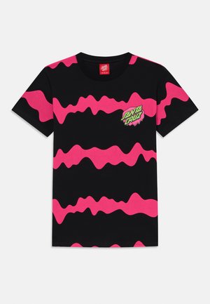 Zwarte katoenen t-shirt met gedurfde roze golfpatronen. Klein groen logo op de borst. Korte mouwen en ronde halsontwerp.