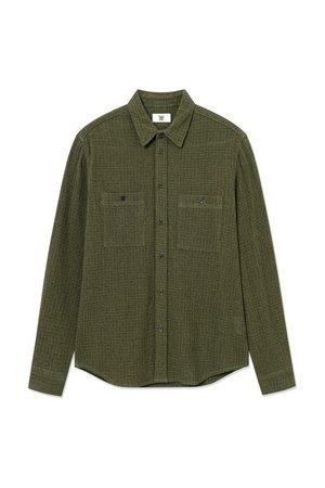 Ελιά-πράσινο πουκάμισο με μακριά μανίκια, φτιαγμένο από υφή, κολάρο με κουμπιά και δύο τσέπες στο στήθος, με σκούρα κουμπιά και ευθύ στρίφωμα.