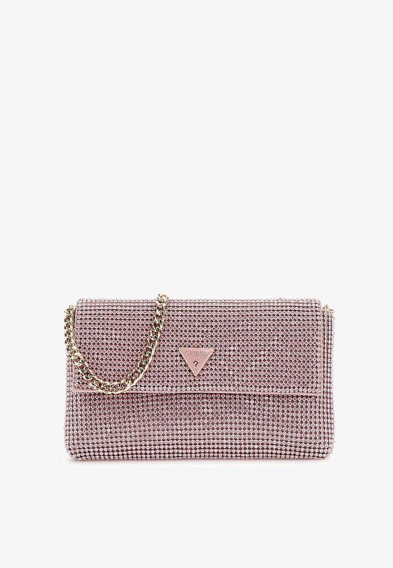 Borsa a pochette rosa ricoperta di brillanti strass, con una tracolla in catena dorata e un logo triangolare prominente sul davanti.