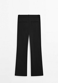 Pantalons évasés noirs avec une texture lisse, dotés d'une taille, de deux poches arrière et d'un design épuré et ajusté.
