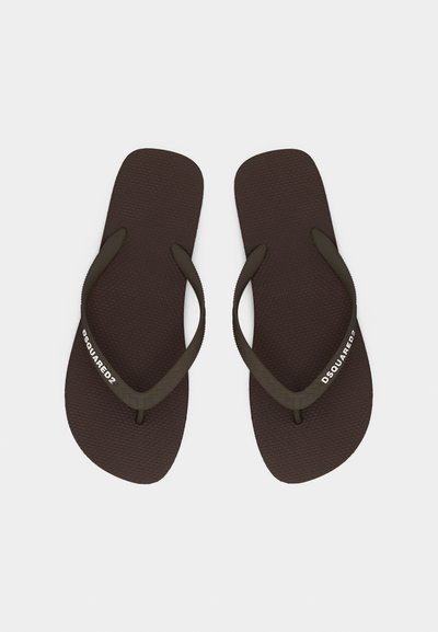 Paire de tongs marron foncé avec semelles texturées et le logo "DSQUARED2" imprimé sur les brides, vue de dessus.