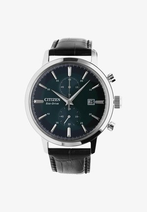 Schwarze Lederarmbanduhr mit einem Gehäuse aus silbernem Edelstahl, dunkelgrünem Zifferblatt, drei Hilfszifferblättern, silbernen Akzenten und Datumsanzeige.