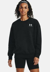 Sudadera negra hecha de una mezcla de algodón, con cuello redondo y puños de canalé. Logotipo de Under Armour en blanco en el pecho.