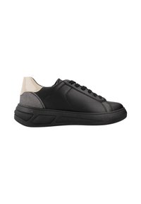 Zapatillas de cuero negro con acabado texturizado, suela negra y acento beige en el talón. Presenta cordones redondos y un diseño sencillo.