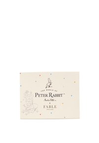 Wenskaart met een crèmekleurige achtergrond en meerkleurige stippen. Gedrukte illustratie van Peter Rabbit en bloemenelementen.