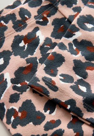 Mäkká tkanina s leopardím vzorom v čiernej, bielej a hrdzavej farbe na svetlohnedom pozadí, s detailným prešívaním.