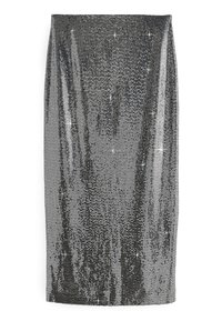Zwarte pailletten midi rok met een rechte snit en glinsterend oppervlak, plat gelegd op een witte achtergrond.