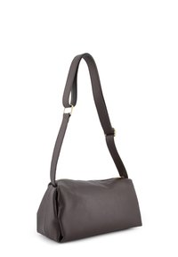 Brun læderhåndtaske med struktureret form, tekstureret overflade og justerbar rem. Har guldfarvet hardware og lynlåslukning.