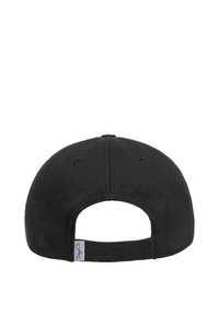 Schwarze Baseballmütze mit runder Krone, Stofftextur, verstellbarem Riemen hinten und einem kleinen Logotag an der Seite.