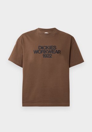 Καφέ κοντομάνικη μπλούζα με μαύρο κείμενο «DICKIES WORKWEAR 1922» τυπωμένο στο στήθος, παρουσιάζεται σε λευκό φόντο.
