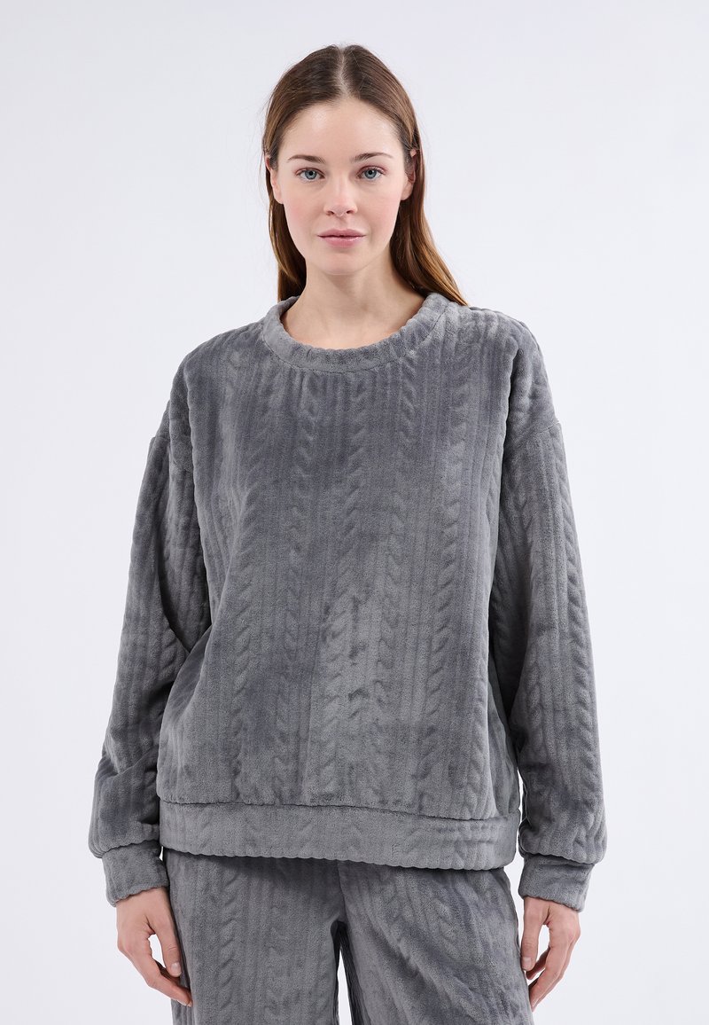 Sudadera de forro polar gris con textura acanalada, escote redondo y mangas largas. Presenta un corte holgado y un material suave y afelpado.