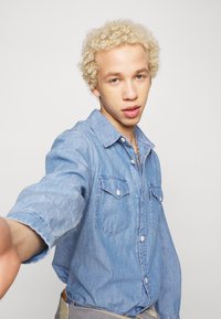 Levi's® RELAXED WESTERN - Camisa - organic ctn chambray light