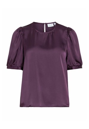 Blouse courte en satin violet à manches courtes bouffantes et col rond, avec une petite fermeture à bouton au dos.