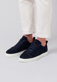 FRED MARTIN COLLECTION - VALLETTA - Sneaker low - navy suede Thumbnail-Bild 1