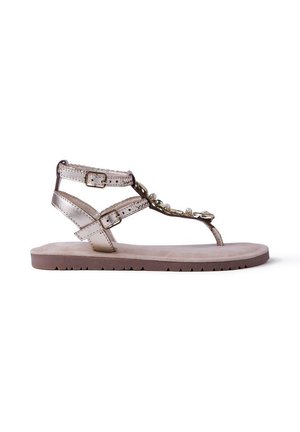 Sandalia plateada metálica con dos correas ajustables y un adorno de cuentas en la parte delantera. Suela plana con acabado texturizado similar al caucho.