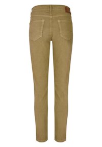 Pantalon beige coupe slim, en tissu doux, avec deux poches arrière et une petite étiquette logo en cuir à la taille.