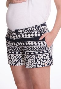 Gemusterte Shorts in Navy und Weiß; mit floralen und geometrischen Designs; verfügen über Seitentaschen; aus leichtem Stoff gefertigt.