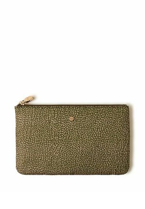 Pochette rectangulaire vert olive avec motif tacheté noir, fermeture éclair dorée et petite plaque ronde dorée avec le logo au centre sur fond blanc.