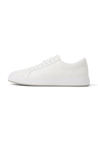 Zapatilla blanca hecha de cuero sintético liso con punta redonda, suela blanca plana, seis ojetes y un diseño minimalista.