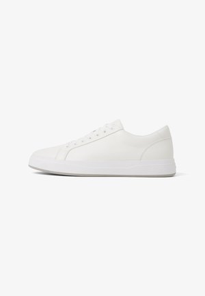 Sneaker bianco in pelle sintetica liscia con punta rotonda, suola bianca piatta, sei occhielli e design minimalista.